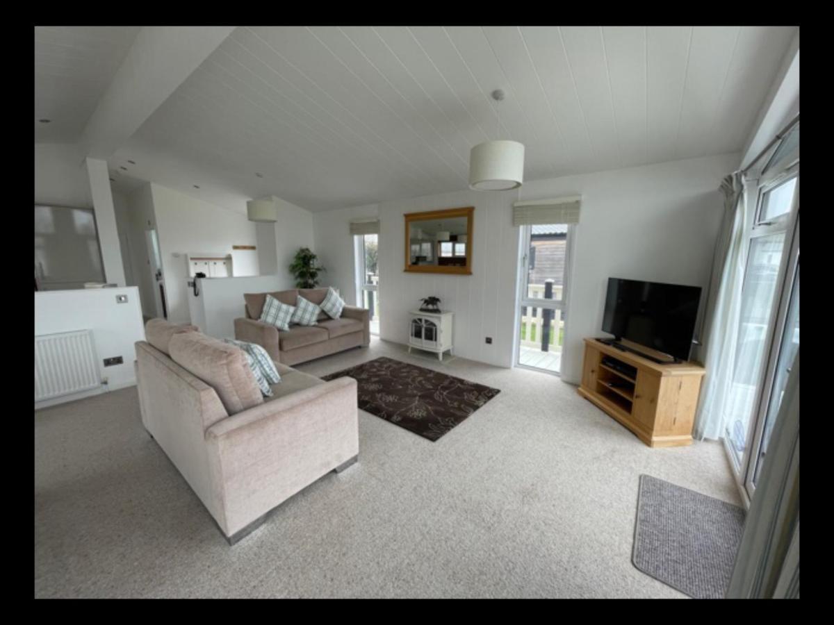 Tuscany Lodge Merston Buitenkant foto