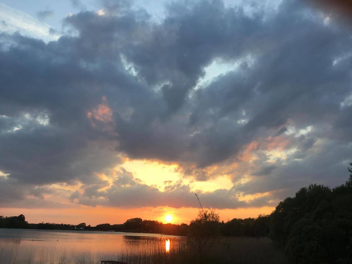 Tuscany Lodge Merston Buitenkant foto